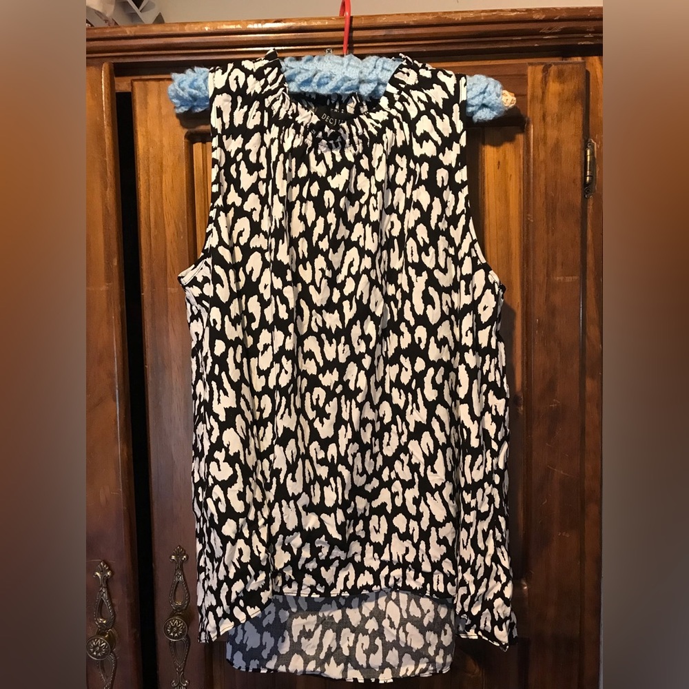 Black & White Decjuba Top Size M Leopard Print Hi Low - Picture 2 of 4